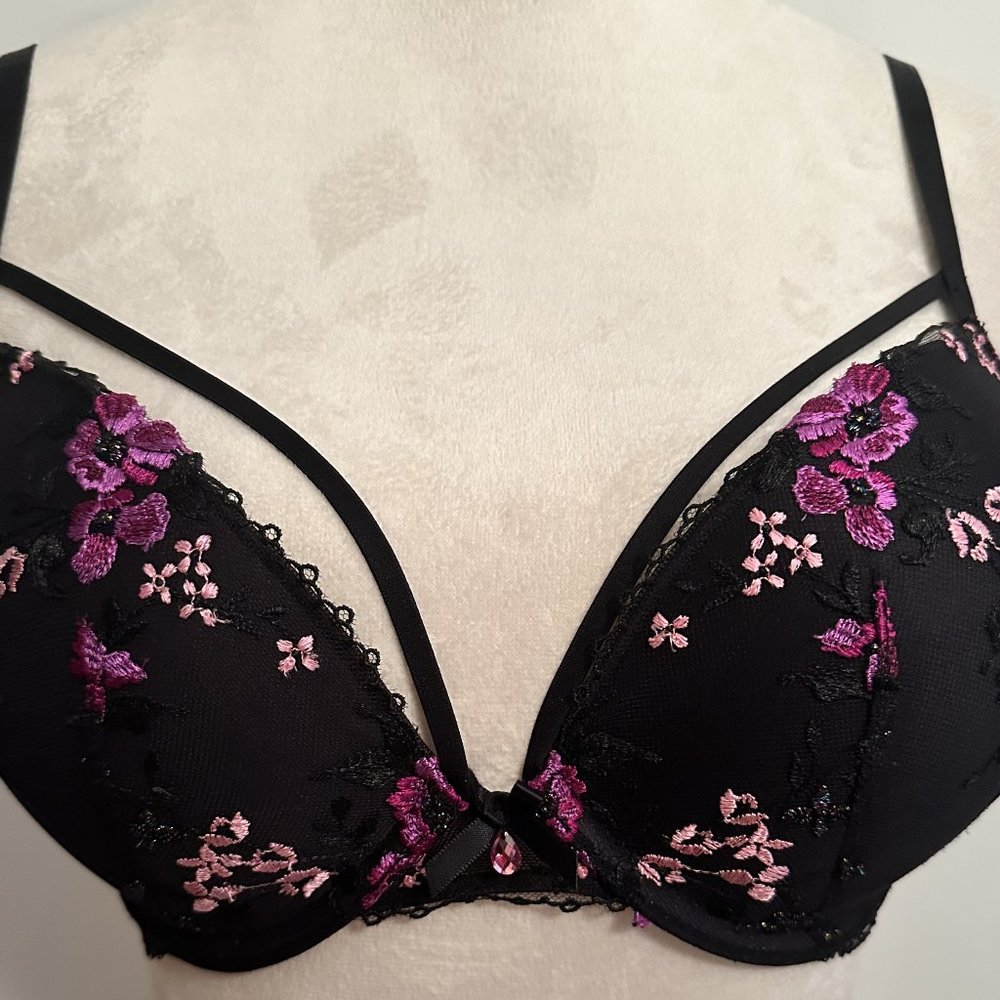 Victoria's Secret Very Sexy Bombshell Push-Up Bra - Black Embroidery Floral 32DD